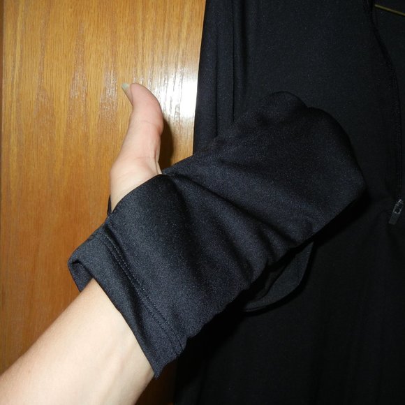 Under Armour Wmn M Semi-Fitted 1/4 Zip Long Sleeve Black Pullover Thumb Holes - Picture 5 of 10